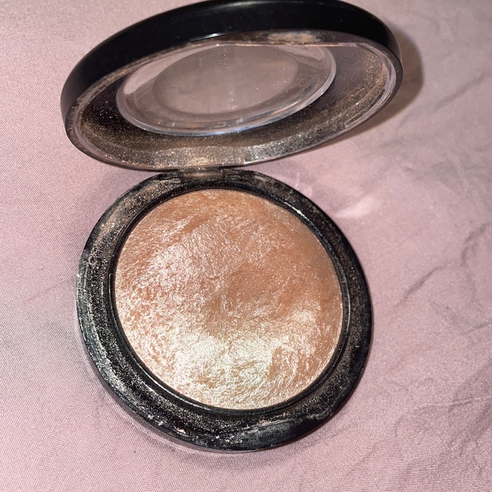 MAC Soft and Gentle Mineralize Skinfinish Highlighter